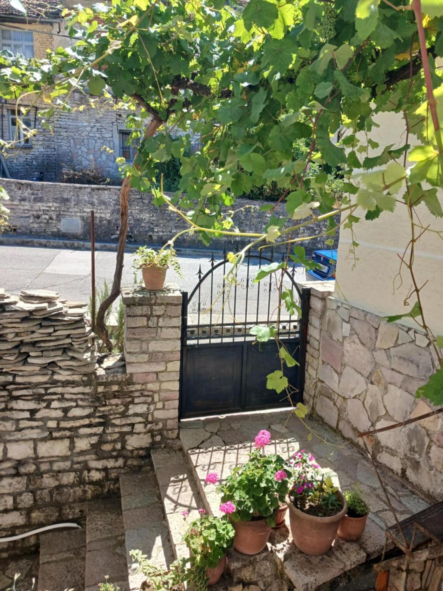 Eniguesthouse จีโรคาสเตอร์ ภายนอก รูปภาพ